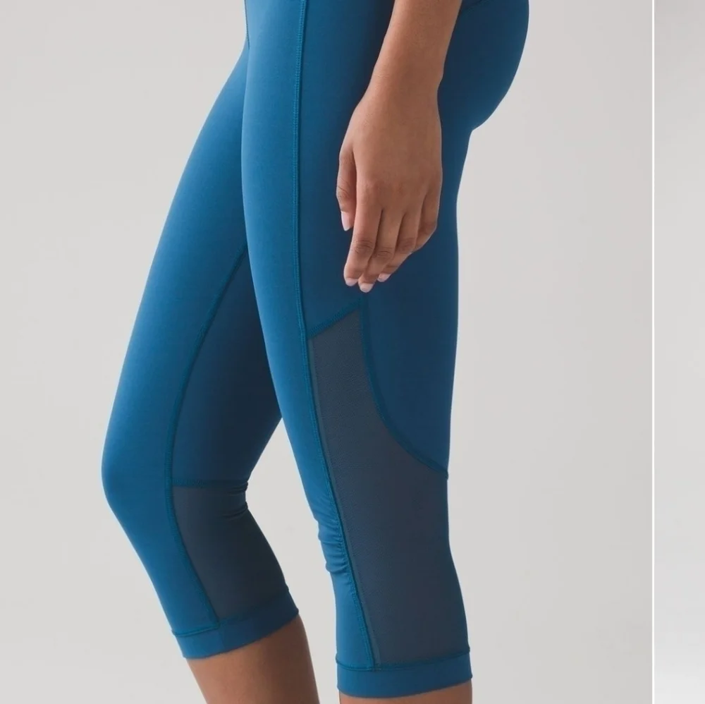 Lululemon size 2 Gear up blue Poseidon cropped leggings with sheer accents